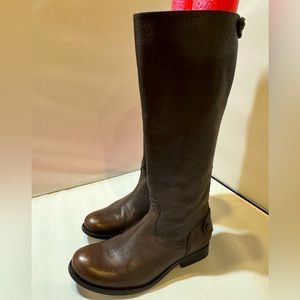 Gorgeous FRYE boots size 6